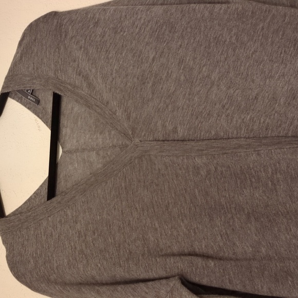 Vince Merino Wool Blend V-neck Lightweight Sweater Pullover Minimalist Cozy Fall - Picture 3 of 7